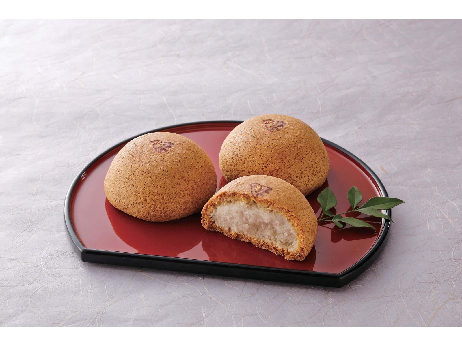 雪見饅頭ページ 御菓子司 大城製菓 - 「雪華（ゆきはな）」薯蕷饅頭製。中