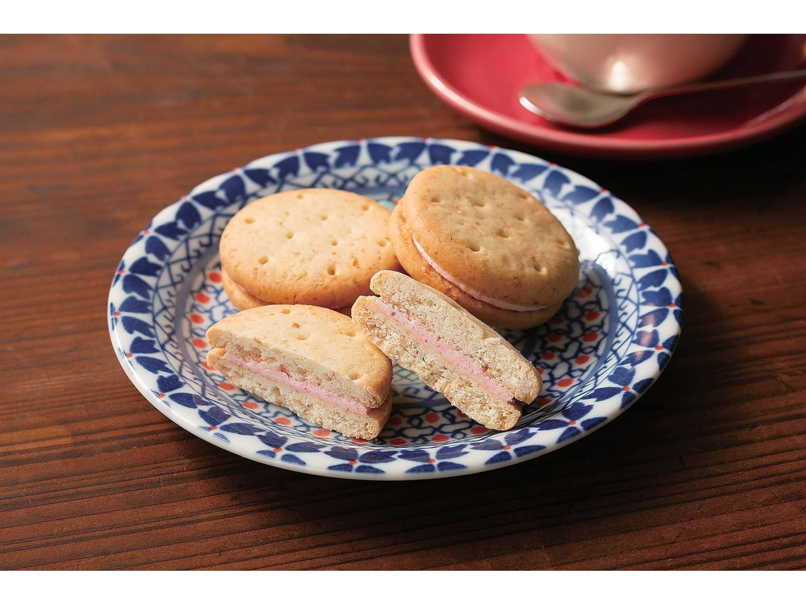 CO・OP 全粒粉入り あまずっぱいいちごミルクサンド 141g（個