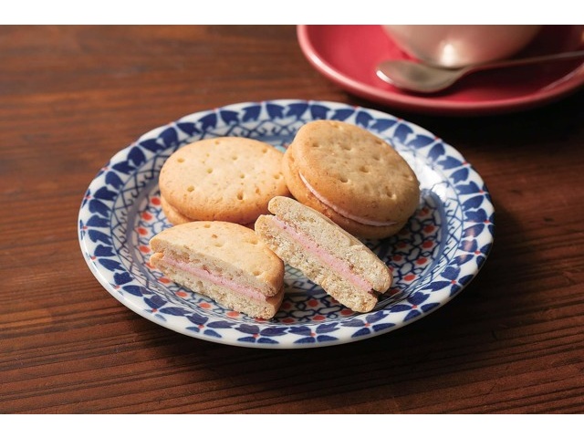 CO・OP 全粒粉入り あまずっぱいいちごミルクサンド 141g