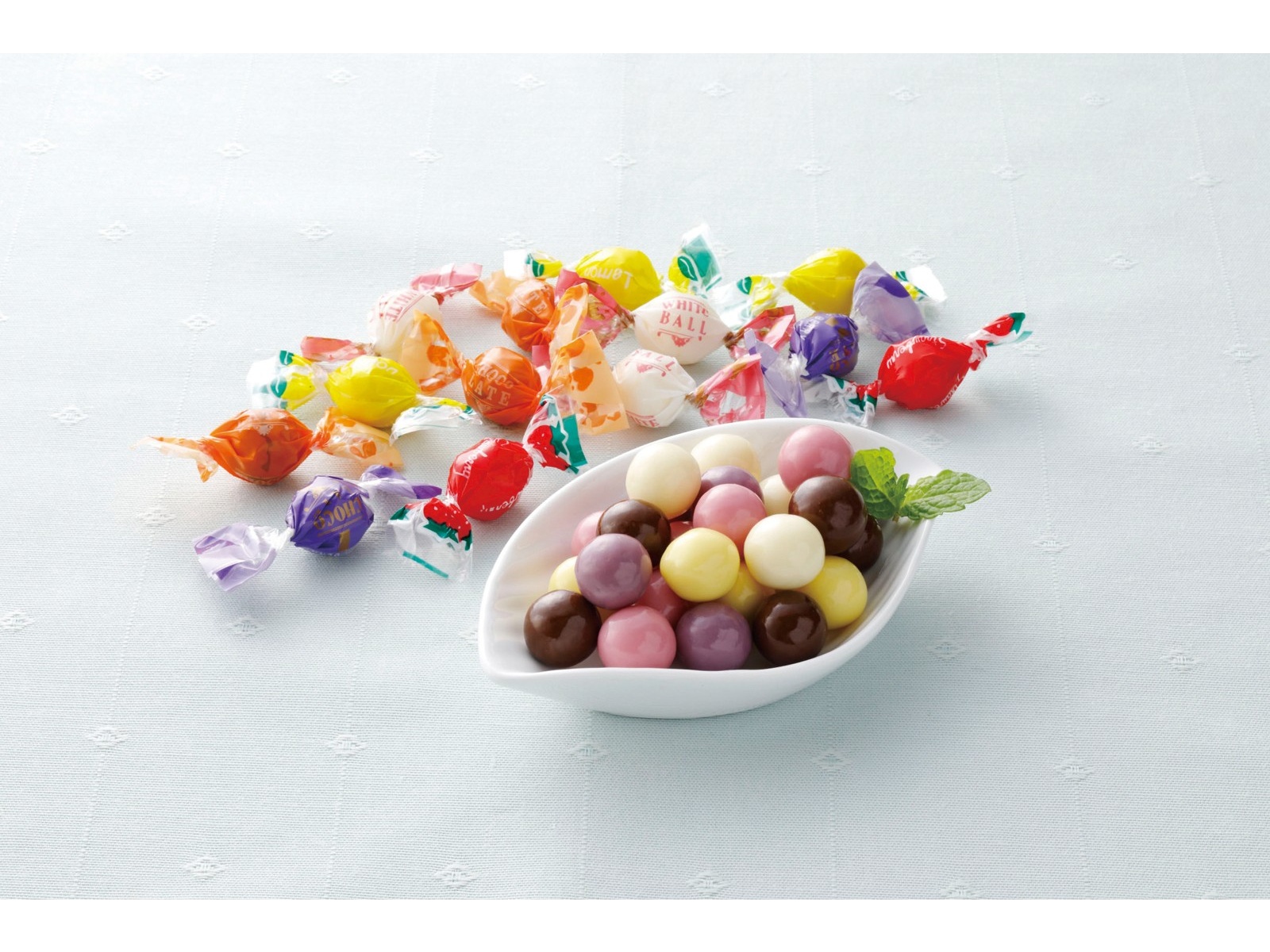 高岡食品工業 チョコレートボール5ミックス 140g| コープこうべ